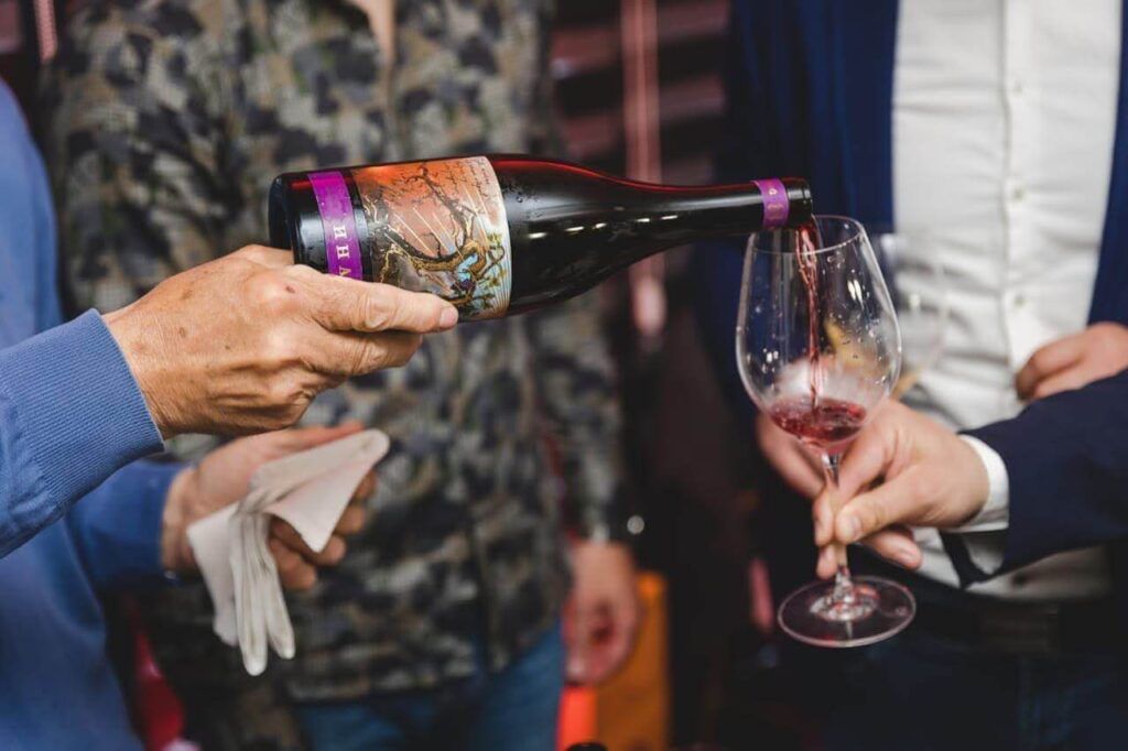 Cách cầm ly rượu vang đúng chuẩn thanh lịch