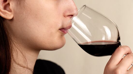 cách uống rượu vang đúng chuẩn.jpg