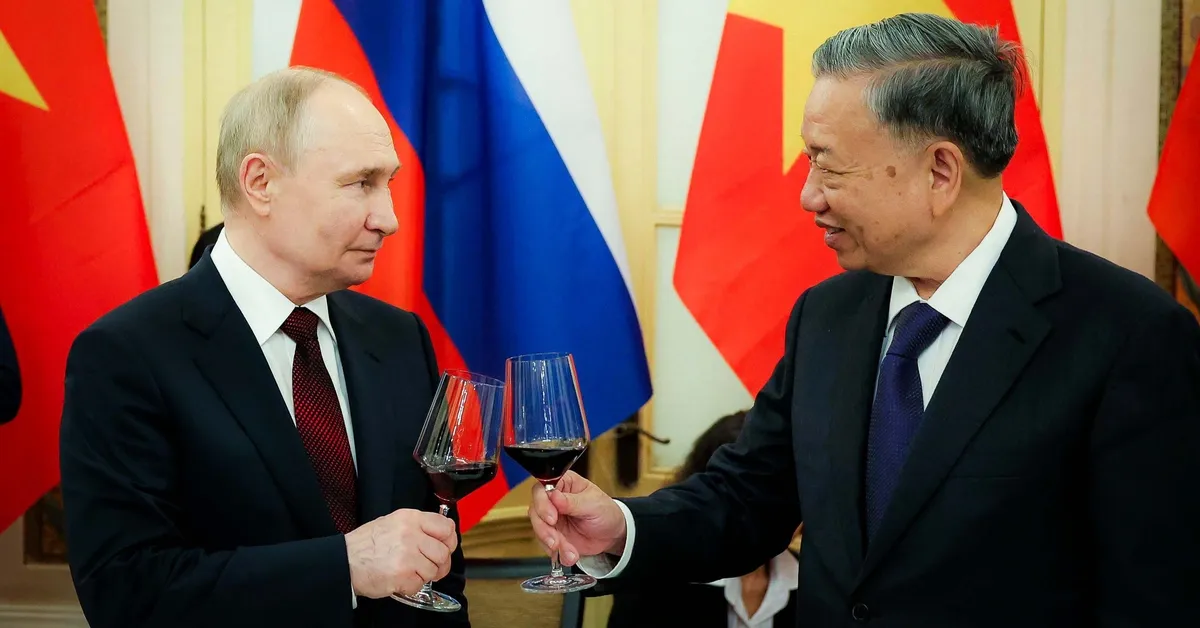 cầm ly rượu vang đúng cách.webp