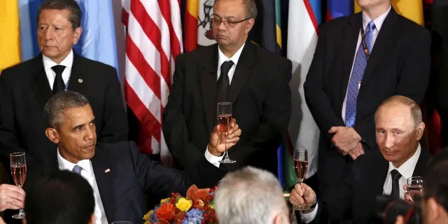 cụng ly rượu như htế nào.webp