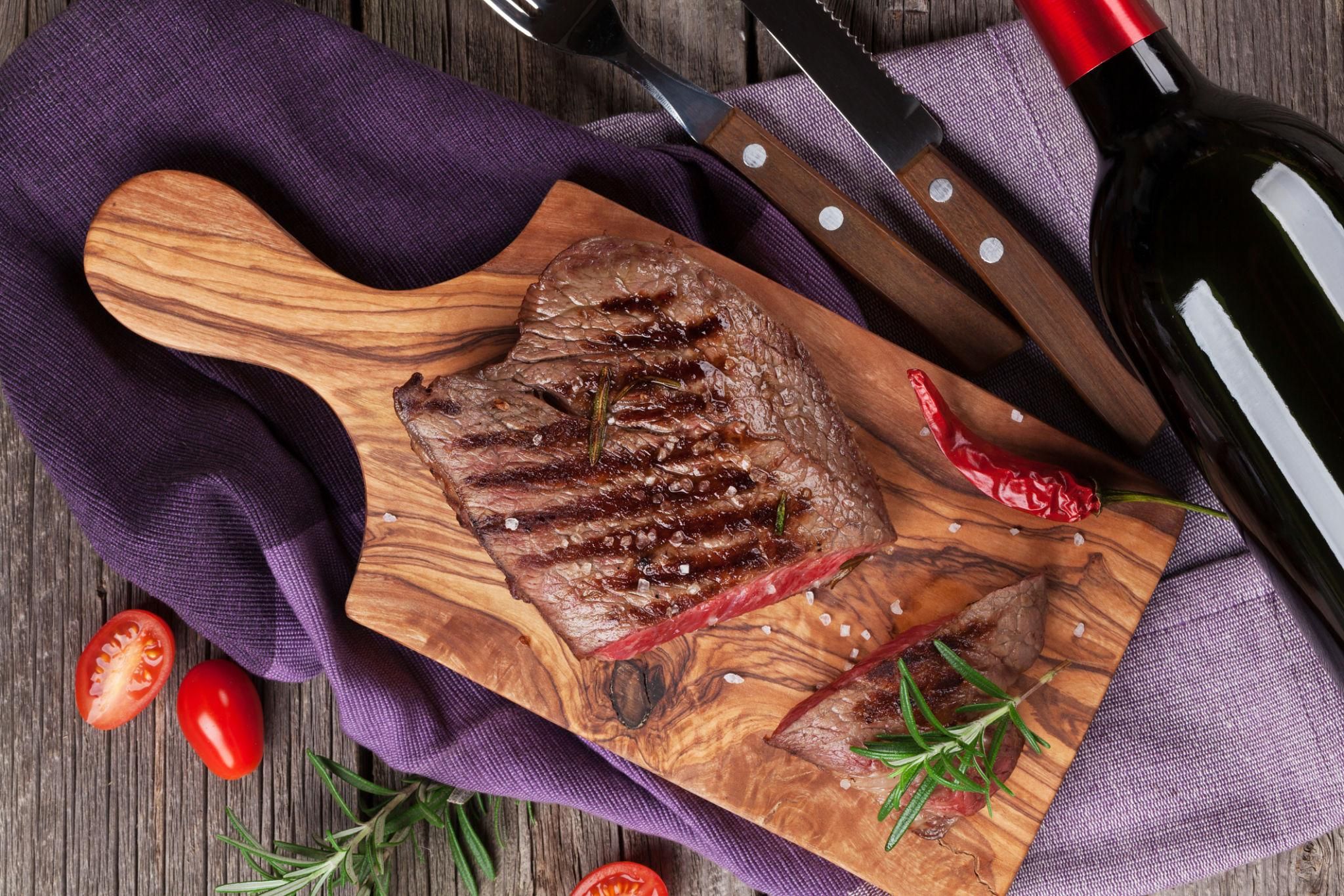 Ăn steak uống rượu vang gì? Hướng dẫn chọn vang chuẩn vị