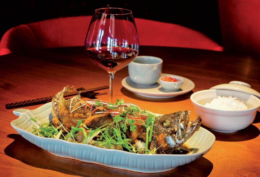 rượu vang đỏ và đồ ăn việt.jpg