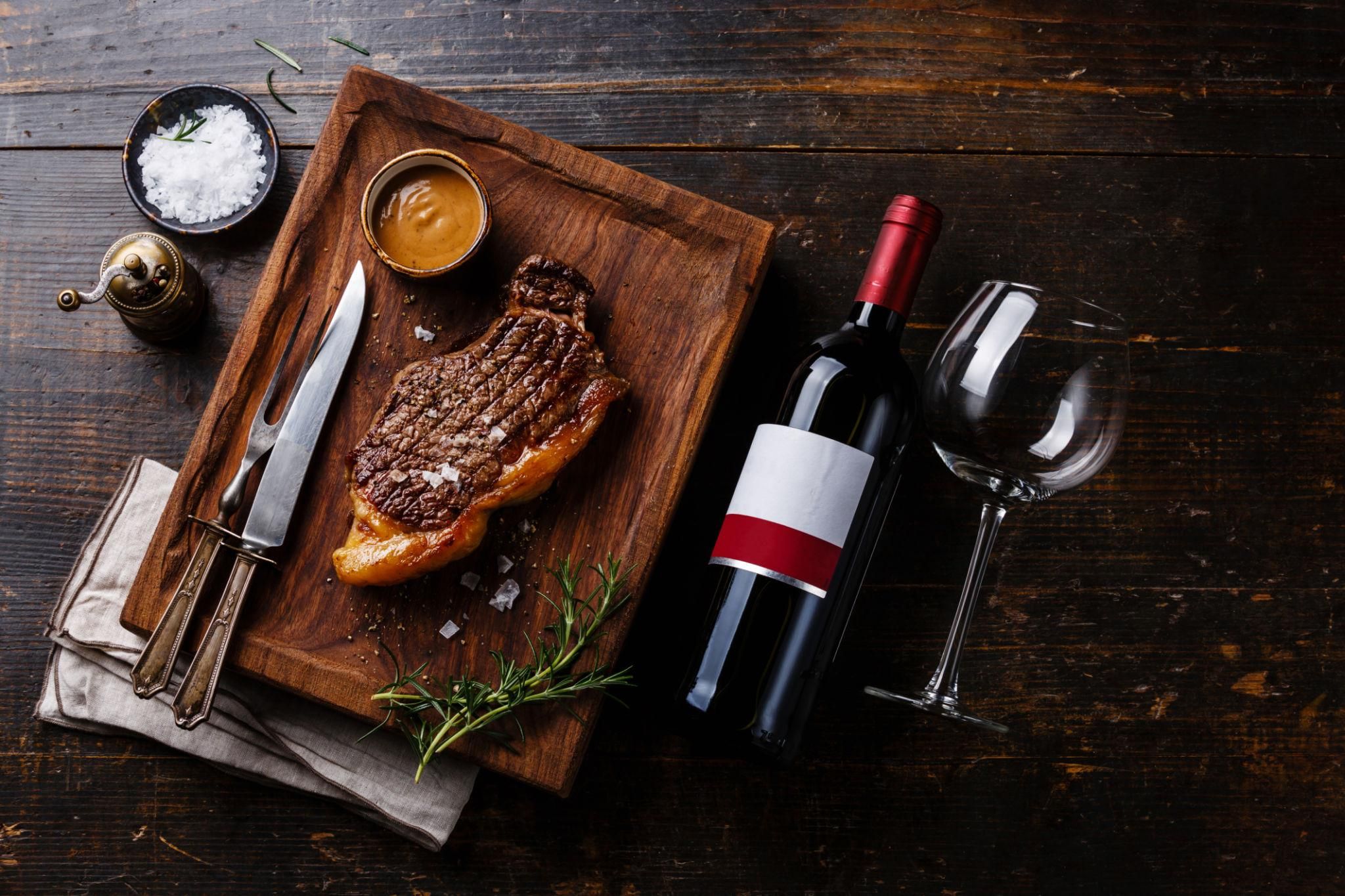 Rượu vang và steak